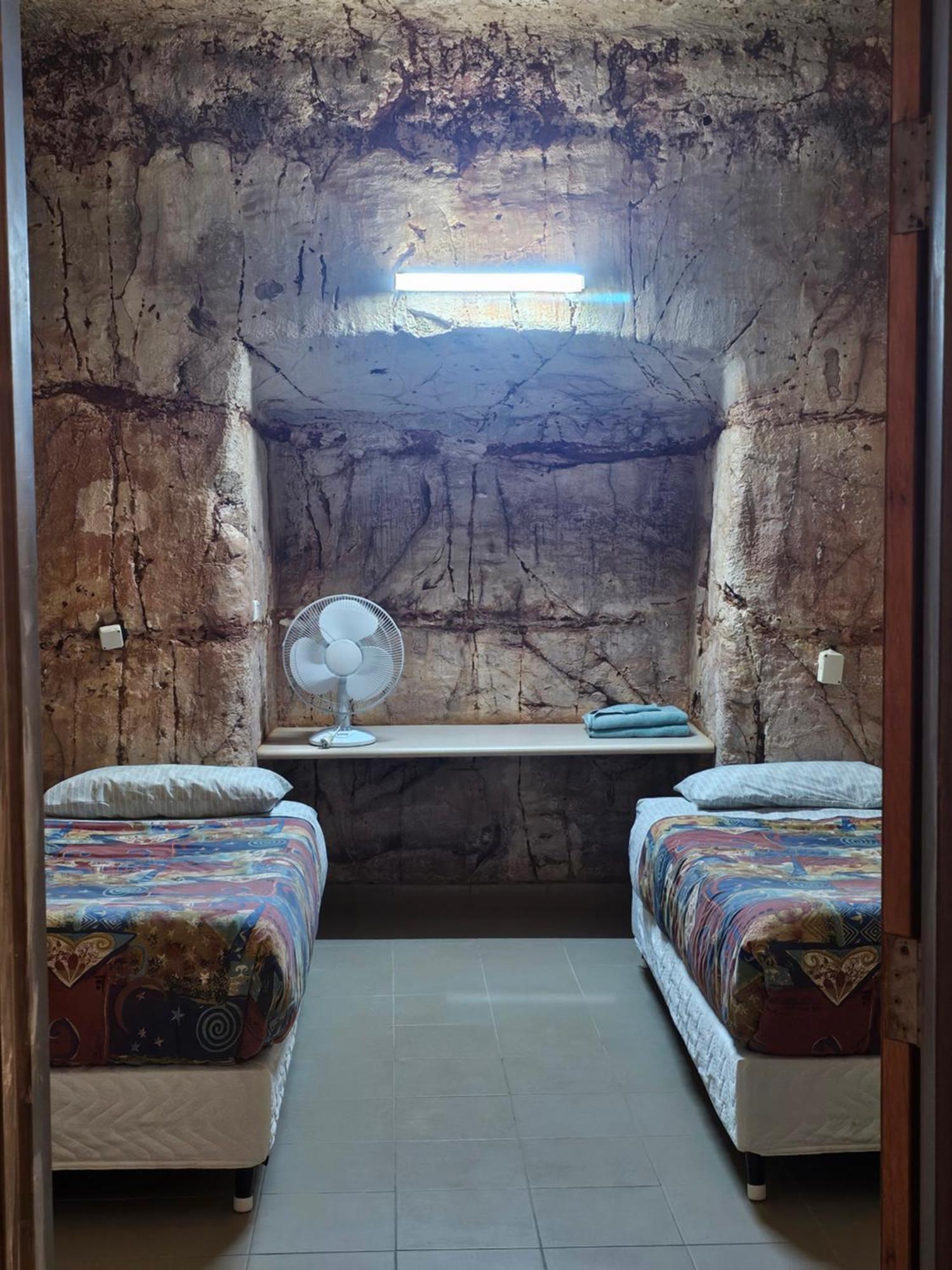 Radeka Downunder Underground Motel Coober Pedy Exterior photo